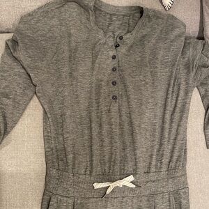 Vuori long sleeve romper; Dreamknit material; rarely worn- great condition
